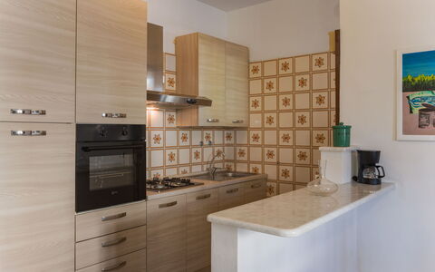 Grande Appartamento: Køkken, Countertop, Køkken Apparat, Cabinetry, Større Bandage, Gulvbelægning, Indretning, Træ, Etage, Møbel