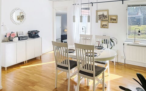 Tallkotten: Møbel, Gulvbelægning, Indretning, Etage, Træ, Spisestue, Bord, Stol, Køkken & Spisebord, Loft