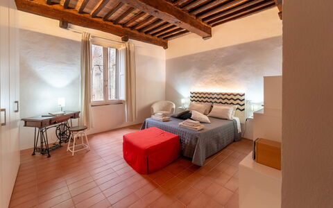 Le Loggine del Pignatello Apartment, Siena City: Væg, Soveværelse, Indretning, Seng, Møbel, Gulvbelægning, Etage, Sengetøj, Loft, Sengetøj