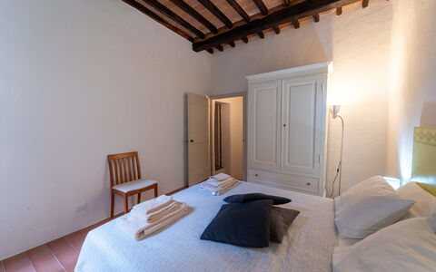 Le Loggine del Pignatello Apartment, Siena City: Seng, Soveværelse, Væg, Etage, Gulvbelægning, Indretning, Træ, Sengetøj, Loft, Møbel