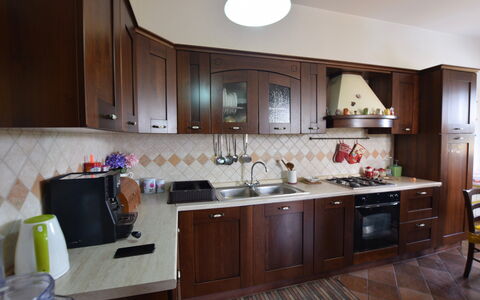 Villa Margi: Køkken, Køkken Apparat, Større Bandage, Countertop, Træ, Møbel, Indretning, Cabinetry, Gulvbelægning, Komfur