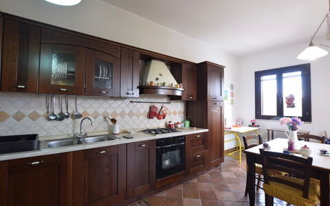 Villa Margi: Køkken, Indretning, Træ, Gulvbelægning, Møbel, Countertop, Etage, Køkken Apparat, Større Bandage, Værelse