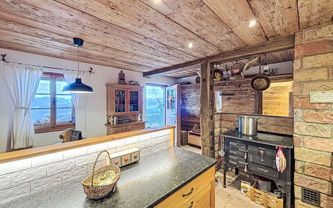 Mirnock-Chalet: Træ, Loft, Køkken, Indretning, Gulvbelægning, Countertop, Lysarmatur, Etage, Værelse, Møbel