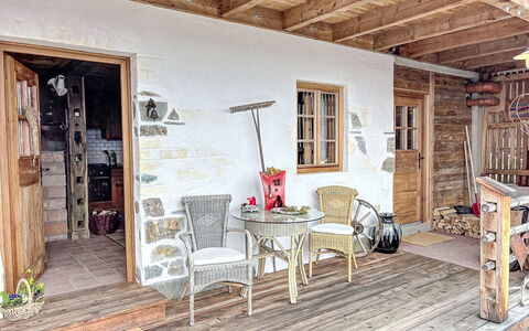 Mirnock-Chalet: Træ, Møbel, Sommerhus, Dør, Hus, Hjem, Stol, Hårdttræ, Veranda, Dæk