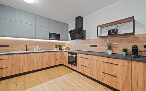 Na Kovárně: Countertop, Cabinetry, Gulvbelægning, Køkken, Træ, Indretning, Møbel, Etage, Trægulve, Køkken Apparat