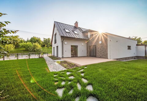 Na Kovárně: Hjem, Sommerhus, Estate, Stuehus, Lawn, Landscaping, Gård, Indkørsel, Sidespor, Villa