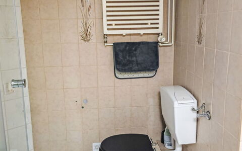 Breite Straße: Toiletbræt, Toilet, Badeværelse, Sanitærarmatur, Gulvbelægning, Etage, Vvs, Indretning, Flise, Håndvask