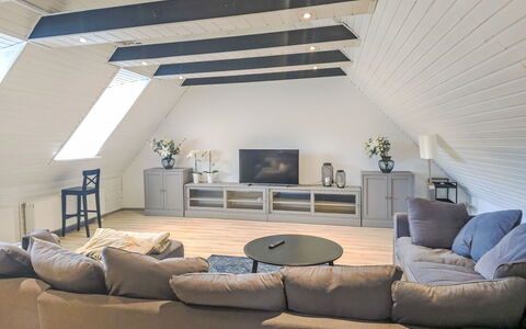 Breite Straße: Indretning, Gulvbelægning, Træ, Loft, Møbel, Etage, Attic, Belysning, Værelse, Stue