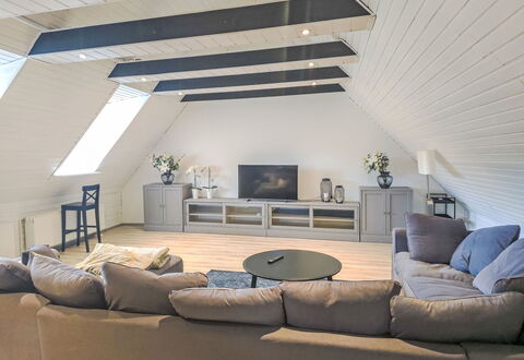 Breite Straße: Indretning, Gulvbelægning, Træ, Loft, Møbel, Etage, Attic, Belysning, Værelse, Stue