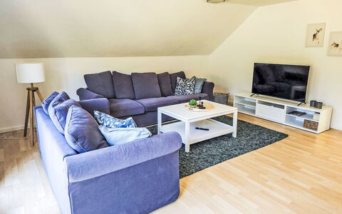 Reitstallweg: Møbel, Couch, Gulvbelægning, Indretning, Stue, Etage, Værelse, Hjem, Belysning