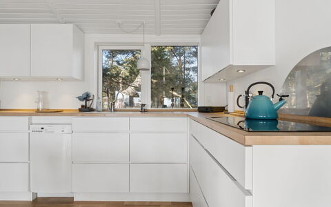 Adde - 150M from the Sea: Køkken, Gulvbelægning, Countertop, Træ, Etage, Køkken Apparat, Cabinetry, Indretning, Sanitærarmatur, Trægulve