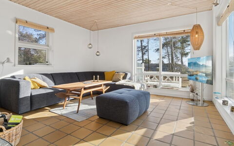 Adde - 150M from the Sea: Gulvbelægning, Etage, Træ, Møbel, Trægulve, Indretning, Couch, Stue, Hjem, Laminat Gulv