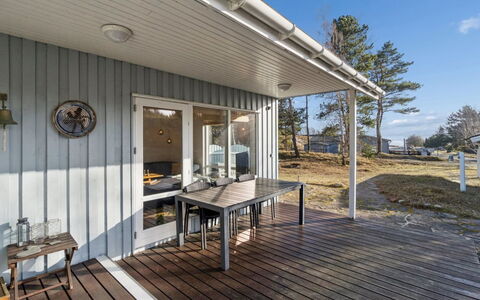 Adde - 150M from the Sea: Træ, Dør, Hjem, Kompositmateriale, Sidespor, Planke, Sommerhus, Hårdttræ, Dæk, Veranda