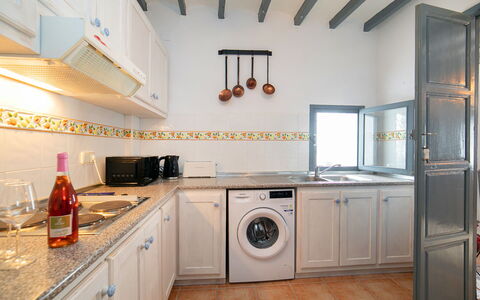 Mi Ami: Køkken, Større Bandage, Indretning, Countertop, Køkken Apparat, Gulvbelægning, Husholdningsapparat, Møbel, Hjem, Cabinetry