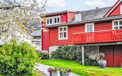 Floren: Bygning, Vindue, Rød, Hus, Hjem, Boligområde, Busk, Tag, Sommerhus, Bunddække