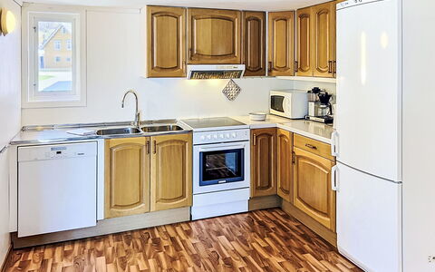 Floren: Køkken Apparat, Køkken, Større Bandage, Countertop, Gulvbelægning, Cabinetry, Træ, Indretning, Etage, Møbel