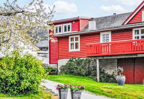 Floren: Bygning, Vindue, Rød, Hus, Hjem, Boligområde, Busk, Tag, Sommerhus, Bunddække