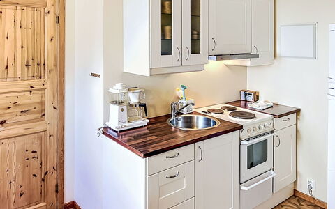 Mjølkerommet: Cabinetry, Køkken, Køkken Apparat, Møbel, Countertop, Større Bandage, Træ, Indretning, Gulvbelægning, Håndvask