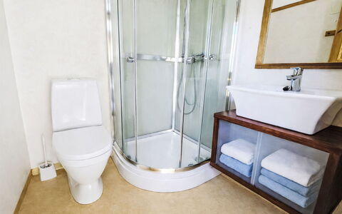 Mjølkerommet: Etage, Gulvbelægning, Indretning, Sanitærarmatur, Badeværelse, Værelse, Badeværelsesvask, Vvs, Møbel, Toilet