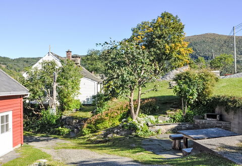 Mjølkerommet: Blad, Grøn, Busk, Hus, Landdistrikt, Sommerhus, Bunddække, Have, Hældning