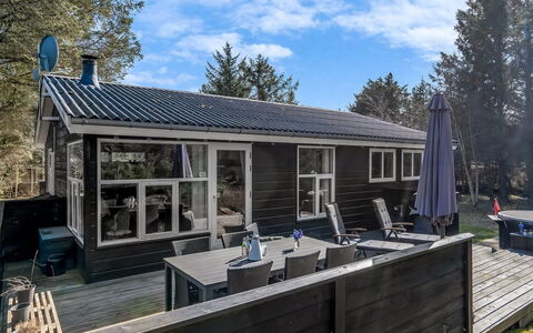 Ayen - 1.2Km from the Sea: Træ, Hus, Hjem, Sidespor, Sommerhus, Dør, Tag, Veranda, Garden Bygninger, Gård