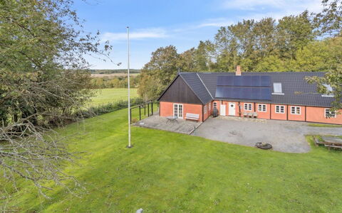 Sigbritt - 3.7Km from the Sea: Møbel, Træ, Indretning, Gulvbelægning, Etage, Stol, Værelse, Loft, Stue, Lejlighed