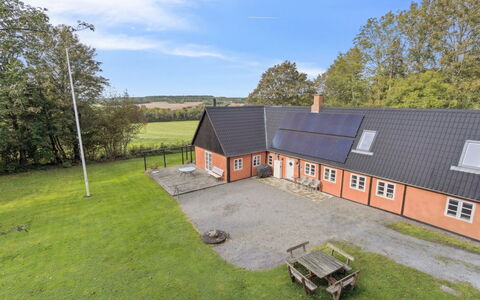 Sigbritt - 3.7Km from the Sea: Møbel, Træ, Indretning, Gulvbelægning, Etage, Stol, Værelse, Loft, Stue, Lejlighed