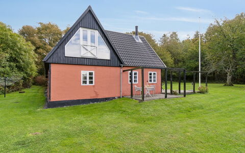 Sigbritt - 3.7Km from the Sea: Møbel, Træ, Indretning, Gulvbelægning, Etage, Stol, Værelse, Loft, Stue, Lejlighed