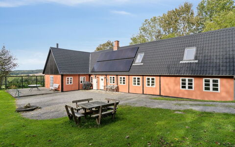 Sigbritt - 3.7Km from the Sea: Møbel, Træ, Indretning, Gulvbelægning, Etage, Stol, Værelse, Loft, Stue, Lejlighed