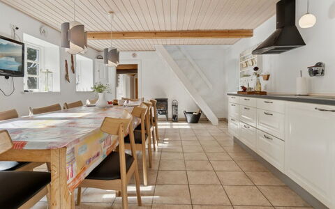 Sigbritt - 3.7Km from the Sea: Gulvbelægning, Indretning, Etage, Træ, Møbel, Loft, Trægulve, Køkken & Spisebord, Køkken, Countertop