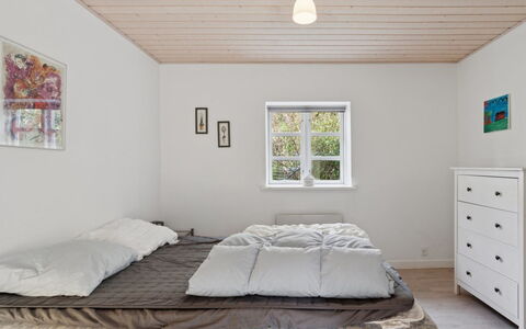 Sigbritt - 3.7Km from the Sea: Møbel, Seng, Indretning, Soveværelse, Gulvbelægning, Etage, Træ, Loft, Sengetøj, Sengetøj