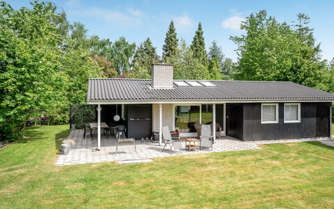 Arild - 700M from the Sea: Græs, Hus, Tag, Busk, Hjem, Sommerhus, Boligområde, Bunddække, Lawn, Have