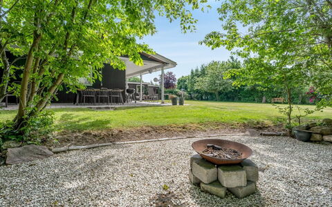 Arild - 700M from the Sea: Busk, Have, Bunddække, Skygge, Landscaping, Lawn, Backyard, Sommerhus, Gård, Indkørsel