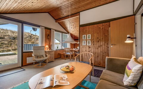 Flory - 400M from the Sea: Indretning, Træ, Loft, Værelse, Etage, Bejdse, Lysarmatur, Billedramme, Hårdttræ, Stol