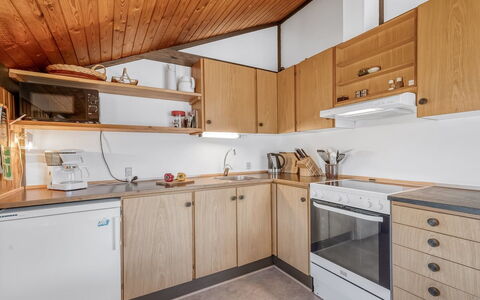 Flory - 400M from the Sea: Køkken, Træ, Countertop, Loft, Indretning, Cabinetry, Gulvbelægning, Større Bandage, Møbel, Etage