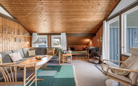Flory - 400M from the Sea: Indretning, Møbel, Træ, Gulvbelægning, Loft, Etage, Stol, Værelse, Lysarmatur, Stue