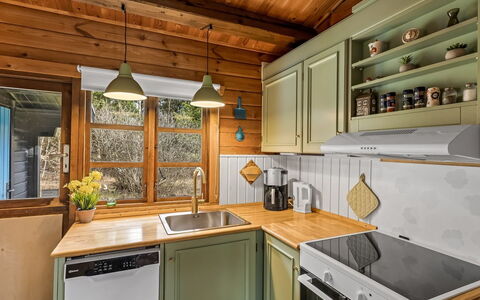 Aksinja - 500M from the Sea: Køkken, Træ, Indretning, Møbel, Countertop, Cabinetry, Køkken Apparat, Loft, Gulvbelægning, Større Bandage