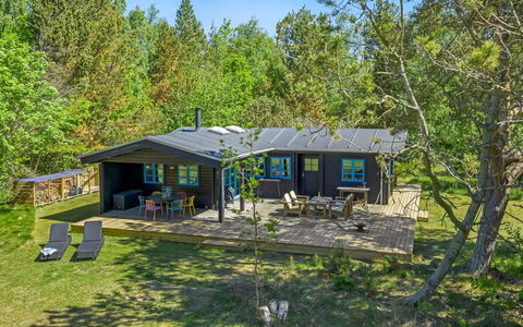 Aksinja - 500M from the Sea: Møbel, Træ, Indretning, Gulvbelægning, Etage, Stol, Værelse, Loft, Stue, Lejlighed