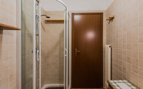 Ginepro: Væg, Gulvbelægning, Sanitærarmatur, Etage, Badeværelse, Vvs, Indretning, Flise, Dør, Loft