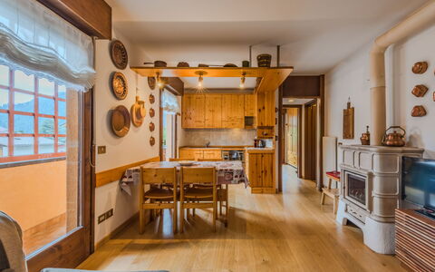 Ginepro: Indretning, Træ, Gulvbelægning, Loft, Møbel, Etage, Værelse, Cabinetry, Bejdse, Køkken