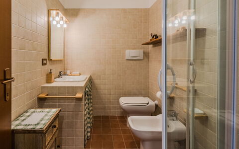 Ginepro: Væg, Gulvbelægning, Badeværelse, Etage, Sanitærarmatur, Indretning, Badeværelsesvask, Vvs, Belysning, Toilet