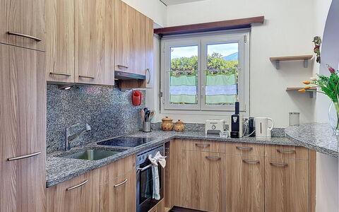 Sailor'S Home: Køkken, Køkken Apparat, Countertop, Større Bandage, Cabinetry, Køkkenvask, Træ, Husholdningsapparat, Møbel, Indretning