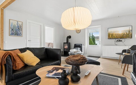 Grette - 600M from the Sea: Møbel, Indretning, Væg, Gulvbelægning, Etage, Couch, Træ, Loft, Stue, Lysarmatur