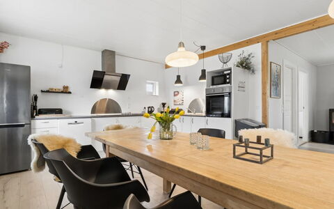 Grette - 600M from the Sea: Møbel, Gulvbelægning, Indretning, Træ, Loft, Køkken, Lysarmatur, Køkken & Spisebord, Etage, Countertop