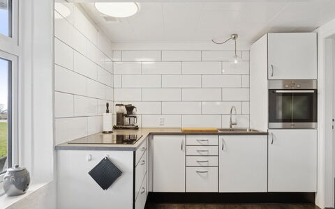 Strandulf - 1Km from the Sea: Køkken, Countertop, Gulvbelægning, Køkken Apparat, Træ, Indretning, Cabinetry, Større Bandage, Etage, Tap