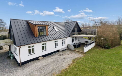 Strandulf - 1Km from the Sea: Møbel, Træ, Indretning, Gulvbelægning, Etage, Stol, Værelse, Loft, Stue, Lejlighed