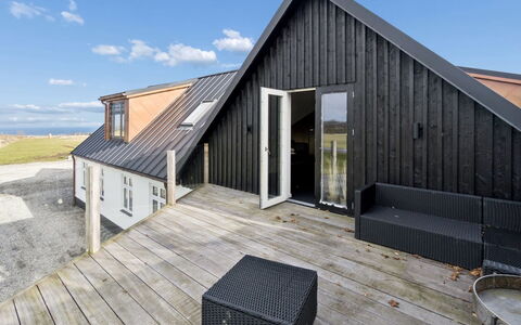 Strandulf - 1Km from the Sea: Møbel, Træ, Indretning, Gulvbelægning, Etage, Stol, Værelse, Loft, Stue, Lejlighed