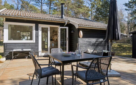 Ermelina - 150M from the Sea: Træ, Hjem, Hus, Dør, Sommerhus, Veranda, Sidespor, Stol, Dæk, Gård