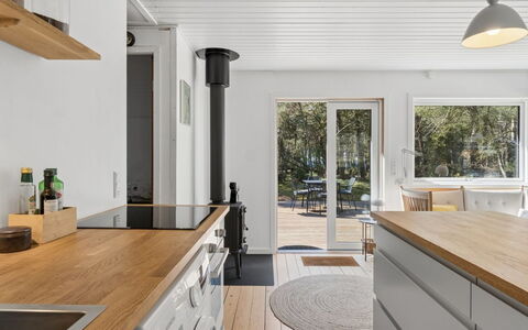 Ermelina - 150M from the Sea: Køkken, Countertop, Gulvbelægning, Træ, Indretning, Møbel, Etage, Køkken Apparat, Trægulve, Cabinetry