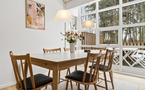 Aarre - 1Km from the Sea: Møbel, Gulvbelægning, Indretning, Spisestue, Etage, Træ, Bord, Stol, Køkken & Spisebord, Trægulve